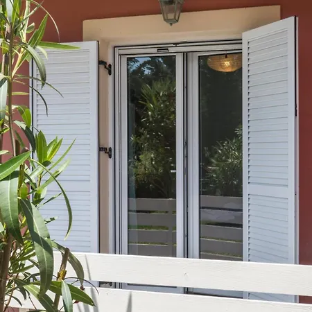 Nias Beachfront Close By To Sidari アパート カロウセイズ